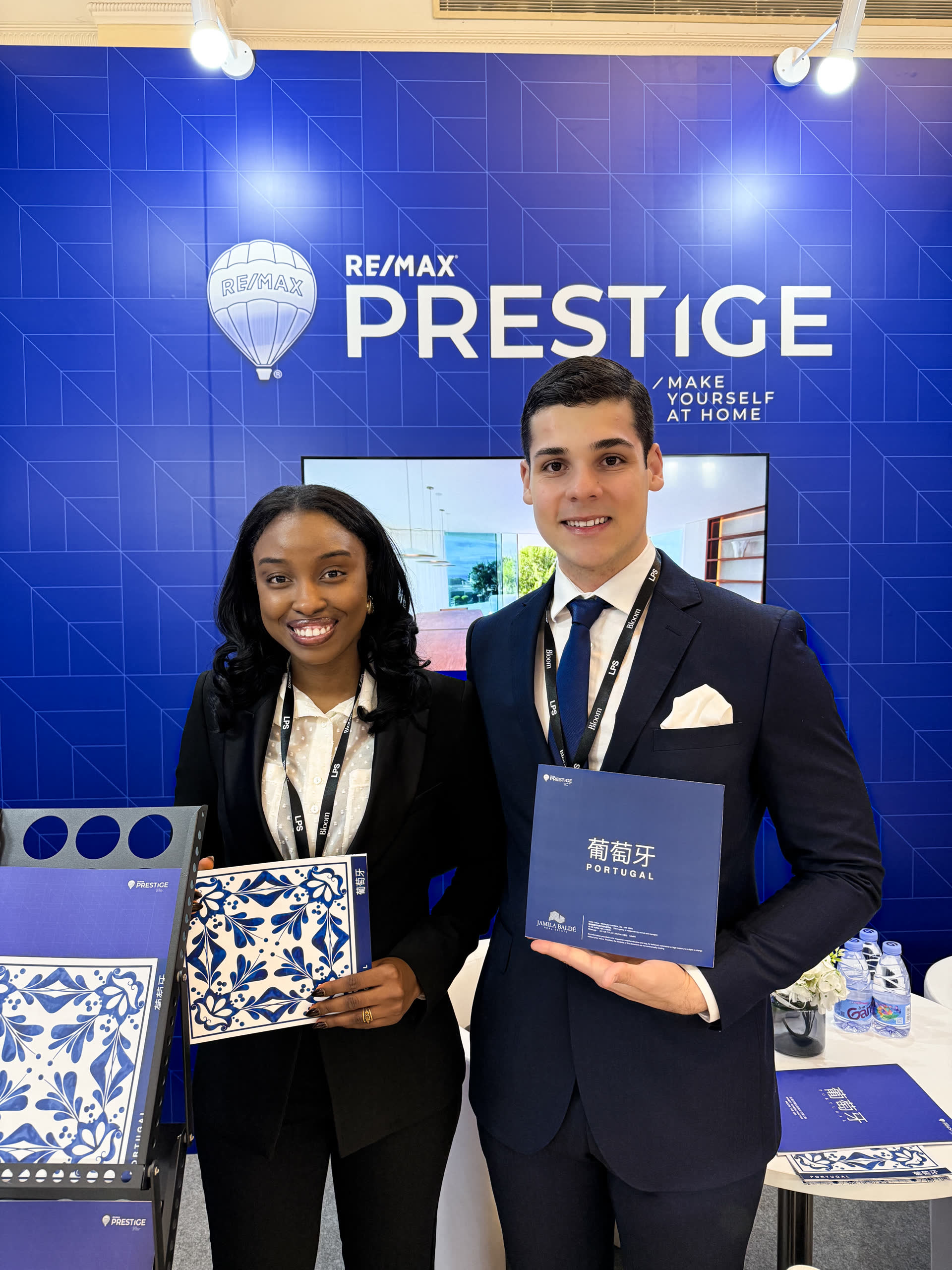 Felipe Dantas no stand RE/MAX Prestige na LPS Xangai